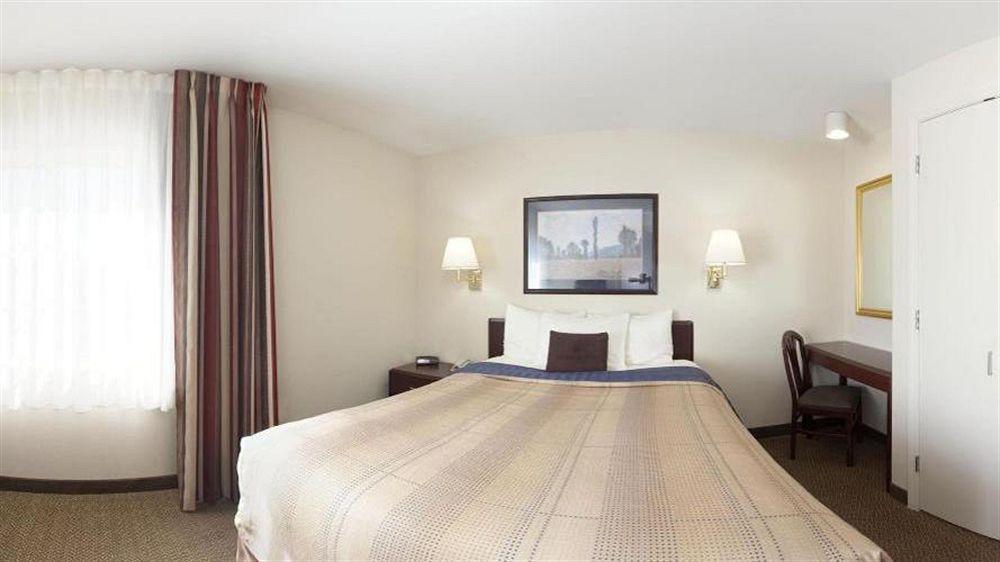 Sonesta Simply Suites St Louis Earth City Екстер'єр фото